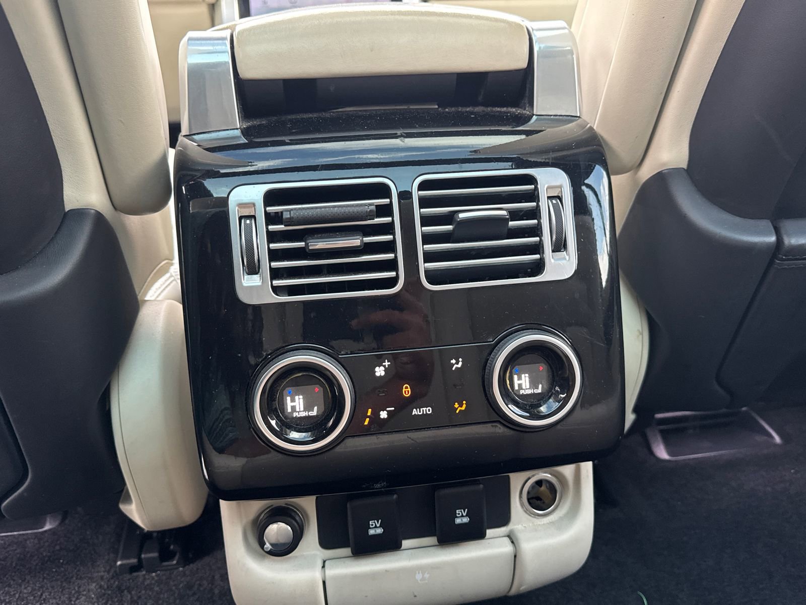 Used 2020 Land Rover Range Rover HSE image 24