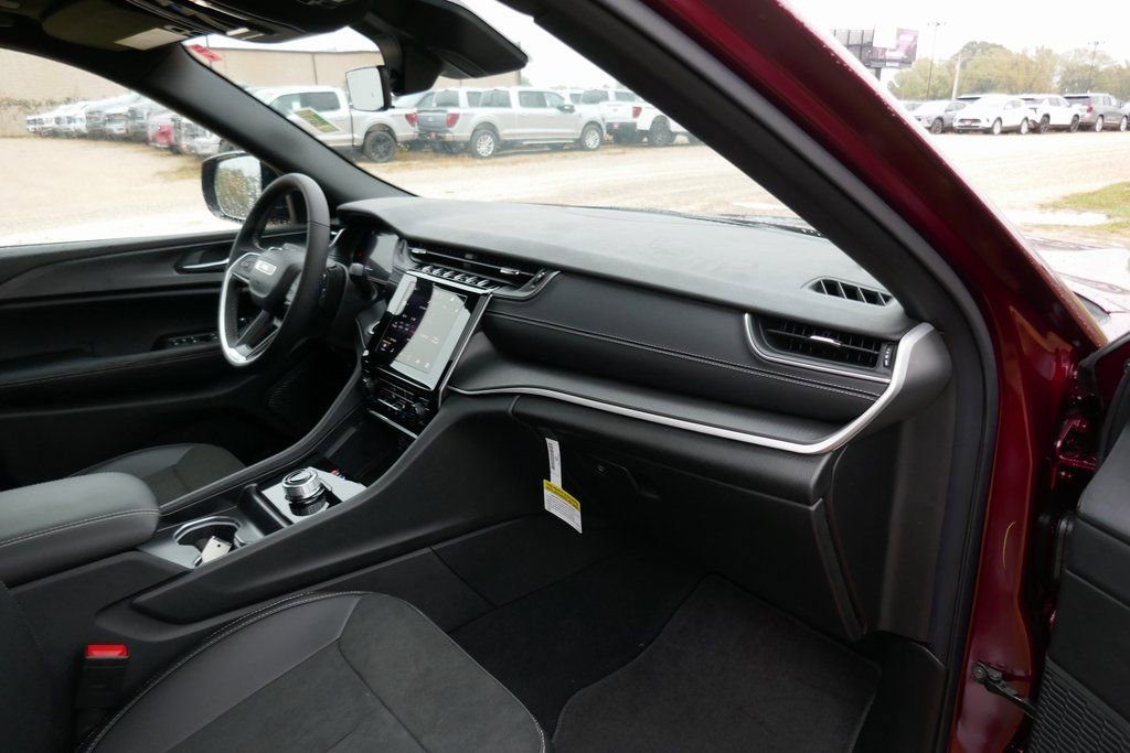 New 2025 Jeep Grand Cherokee Altitude image 10
