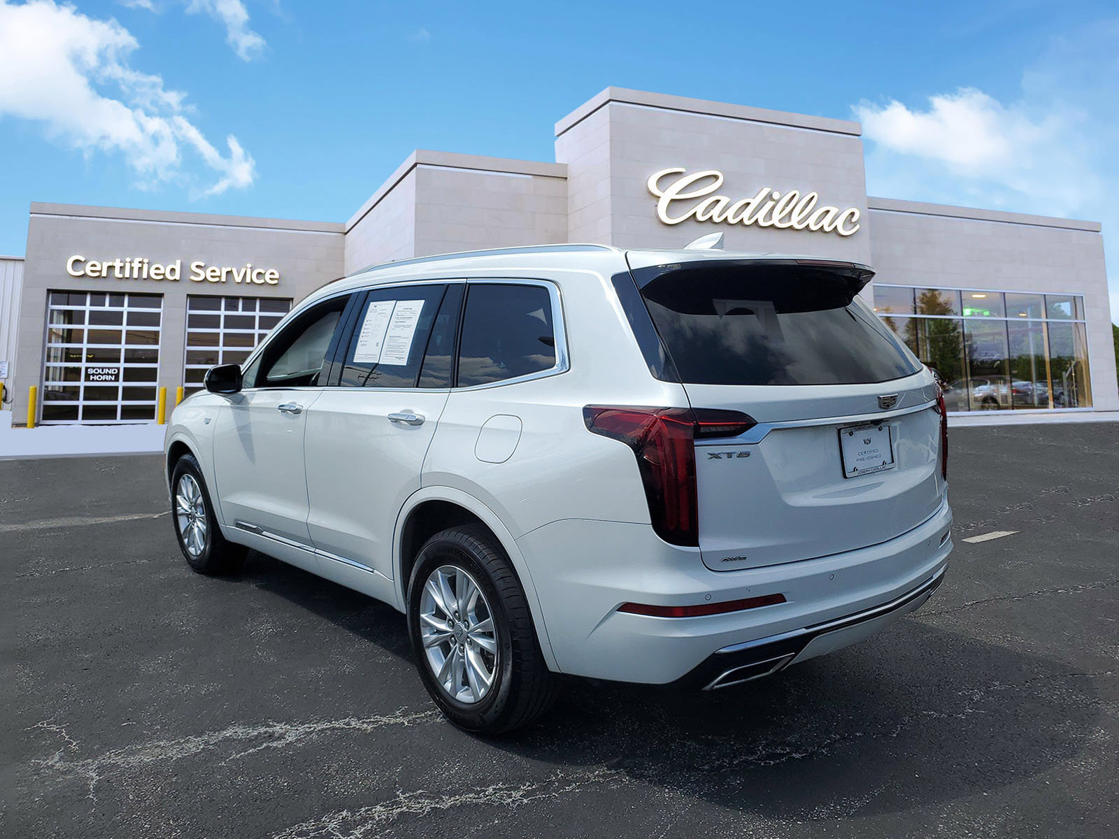 Used 2024 Cadillac XT6 Luxury w/ LPO, Floor Liner Package AWD/4WD image 2