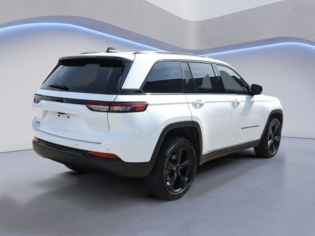 Used 2023 Jeep Grand Cherokee Altitude AWD/4WD image 7