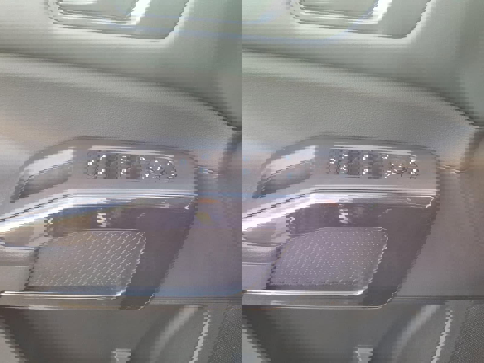 Used 2025 Nissan Pathfinder SV image 16