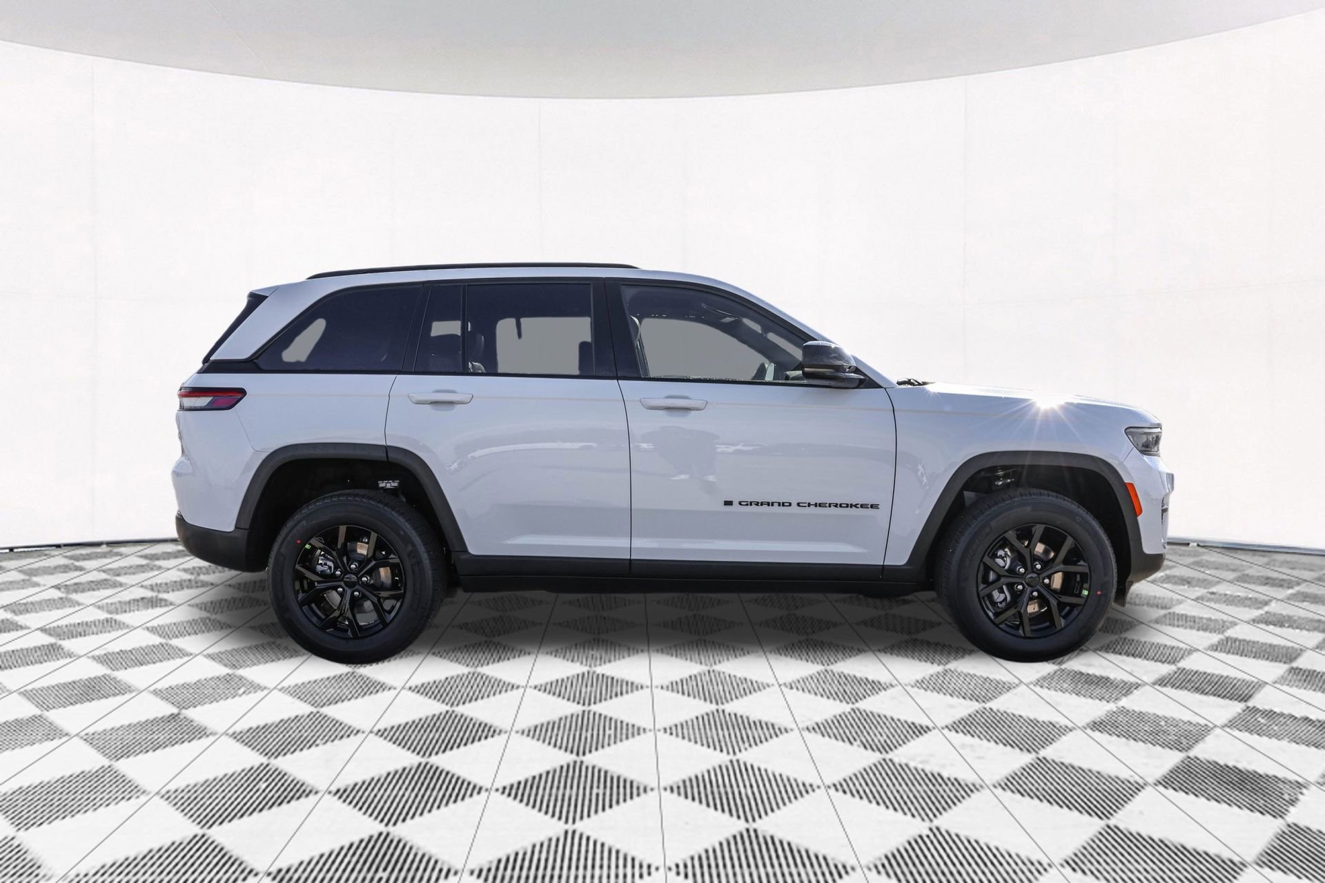 New 2025 Jeep Grand Cherokee Altitude image 13