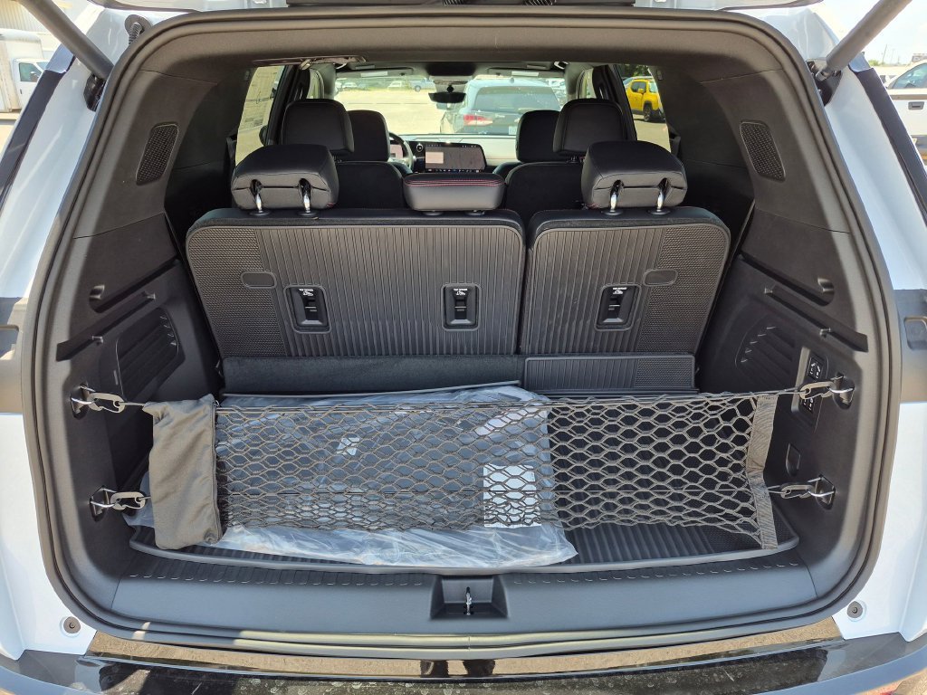 New 2026 Chevrolet Traverse RS w/ LPO, Floor Liner Package FWD image 29