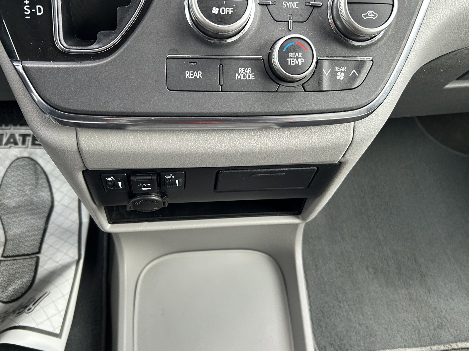 Used 2018 Toyota Sienna XLE w/ Carpet Mat Package image 34