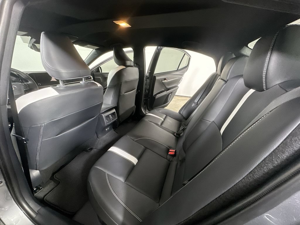 Used 2025 Toyota Camry SE FWD image 13