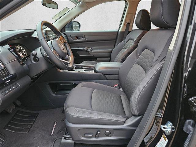 Used 2025 Nissan Pathfinder SV image 15