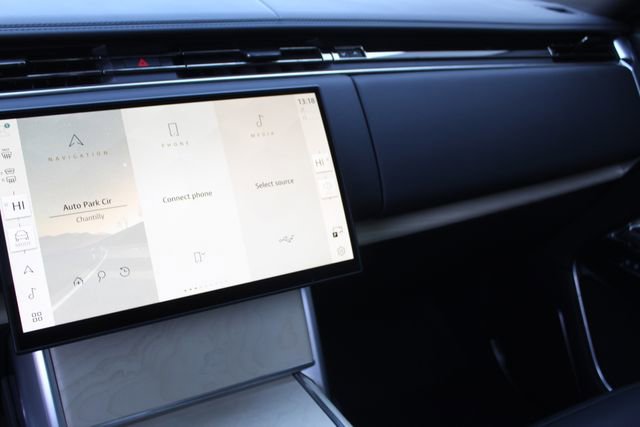 Used 2025 Land Rover Range Rover SV image 15