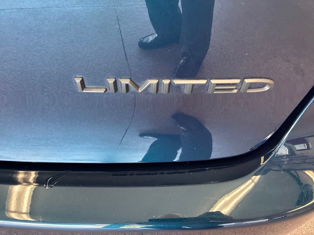 Certified 2025 Chrysler Pacifica Limited FWD image 39