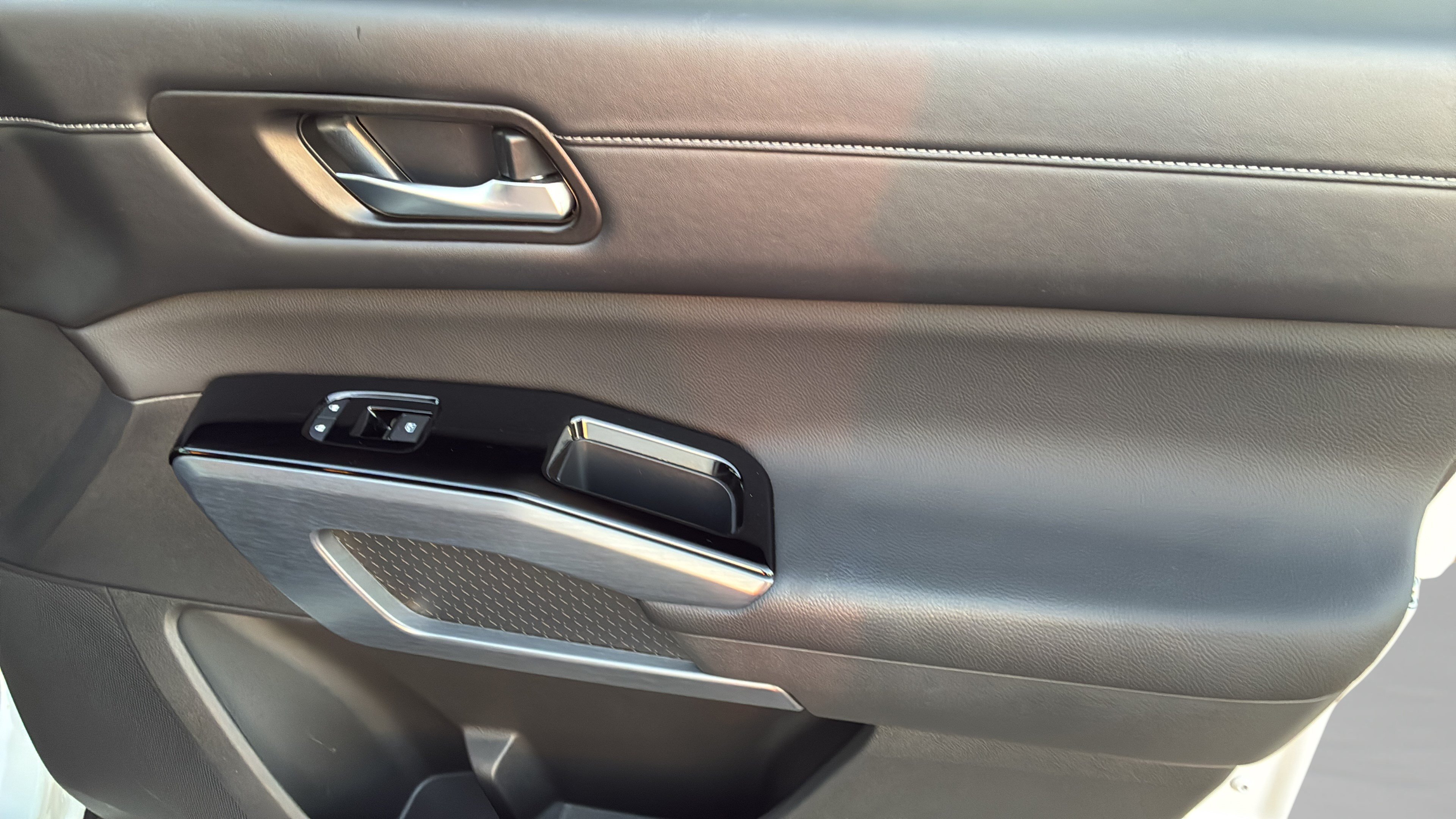 Used 2025 Nissan Pathfinder SL FWD image 32