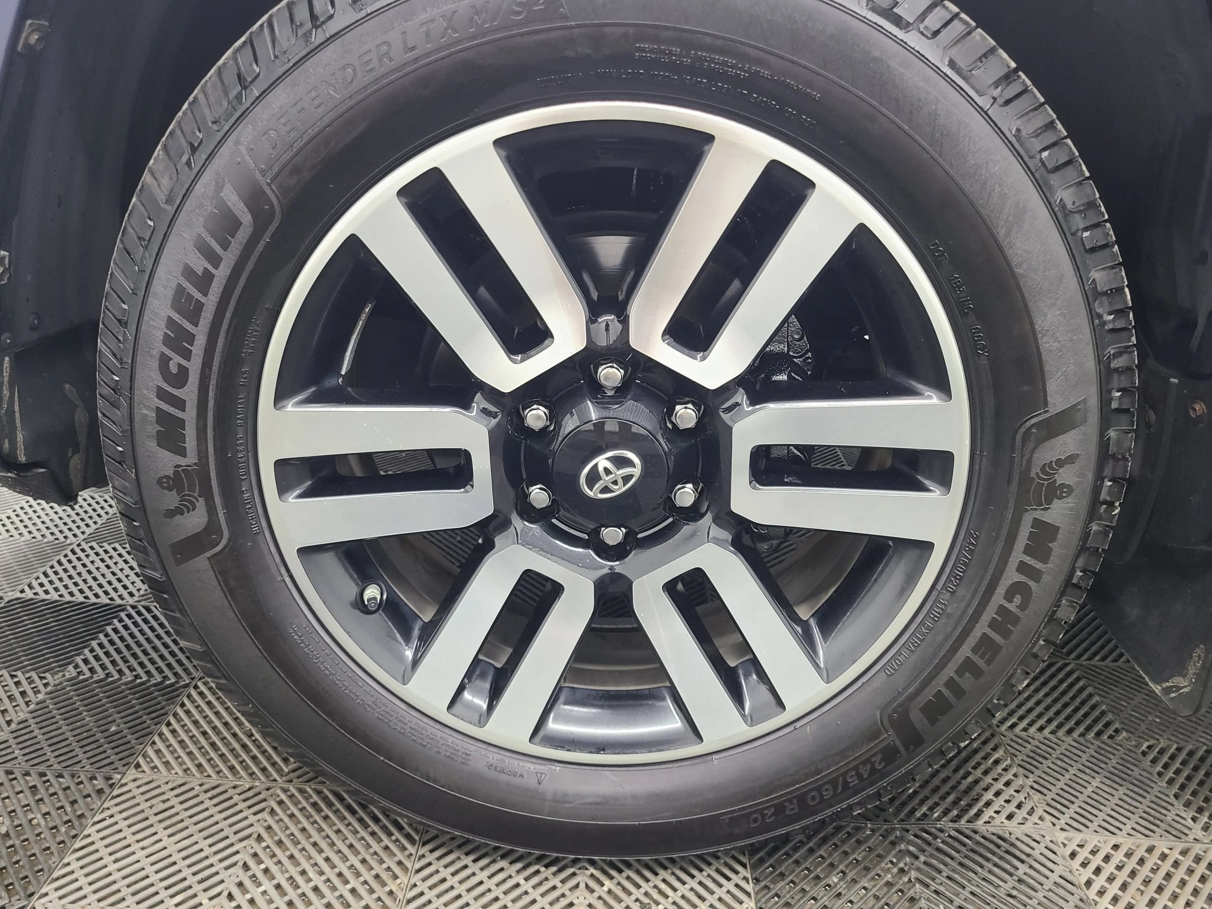 Used 2018 Toyota 4Runner Limited AWD/4WD image 18