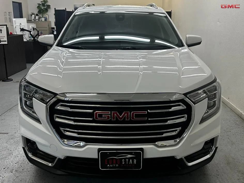 Used 2024 GMC Terrain SLT image 2