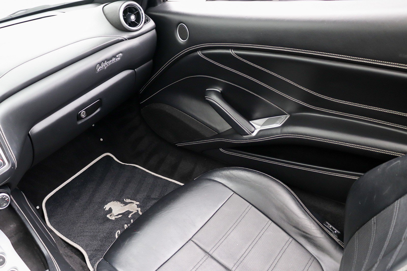 Used 2017 Ferrari California T RWD image 27