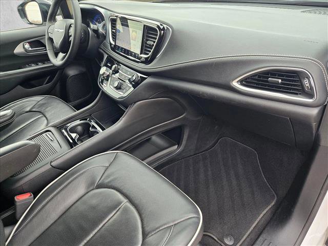 Used 2025 Chrysler Pacifica Limited image 23