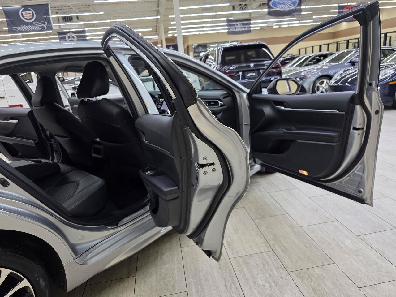 Used 2019 Toyota Camry SE w/ Convenience Package FWD image 14