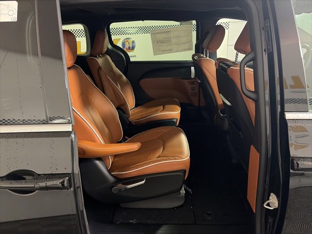 New 2026 Chrysler Pacifica Pinnacle image 13