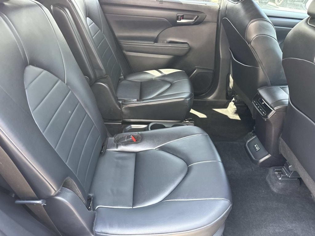 Used 2024 Toyota Highlander XLE AWD/4WD image 16