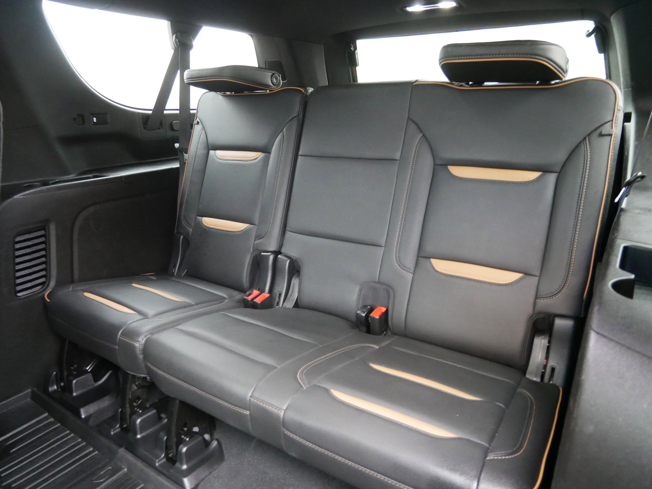 Used 2021 GMC Yukon XL AT4 w/ Rear Media and Nav Package AWD/4WD image 11
