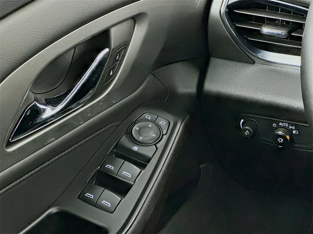 Used 2023 Chevrolet Traverse LT image 17