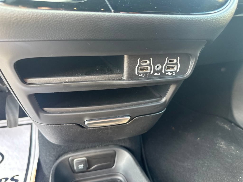 Used 2025 Chrysler Pacifica Select FWD image 25