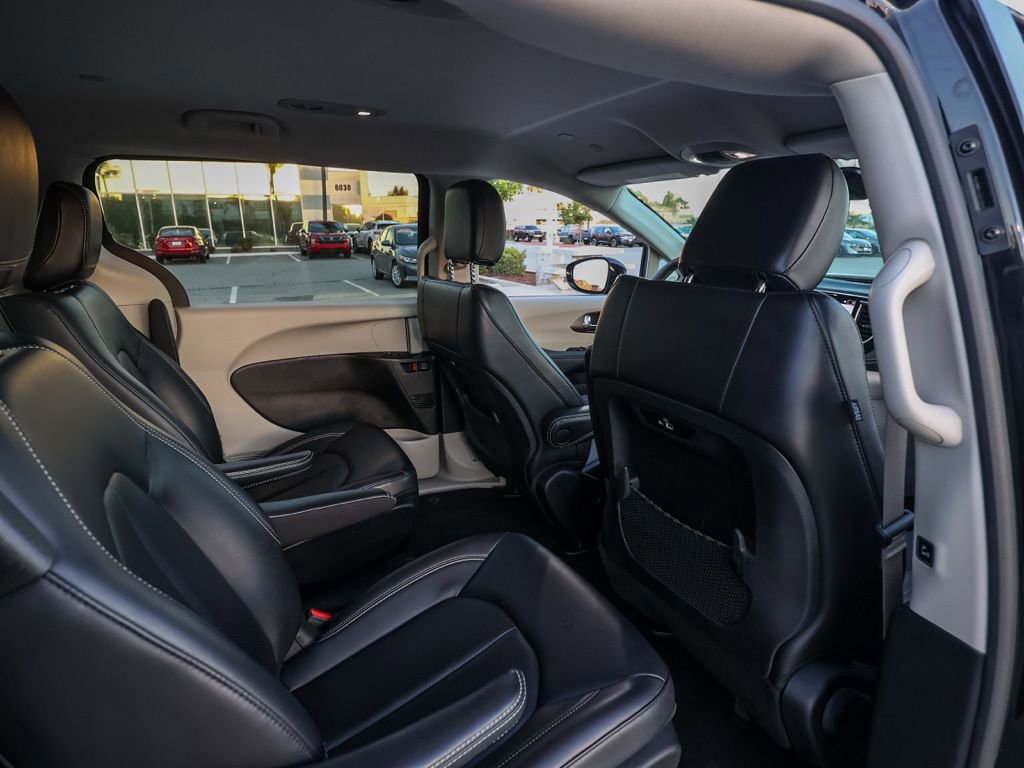 Used 2024 Chrysler Pacifica Select image 18
