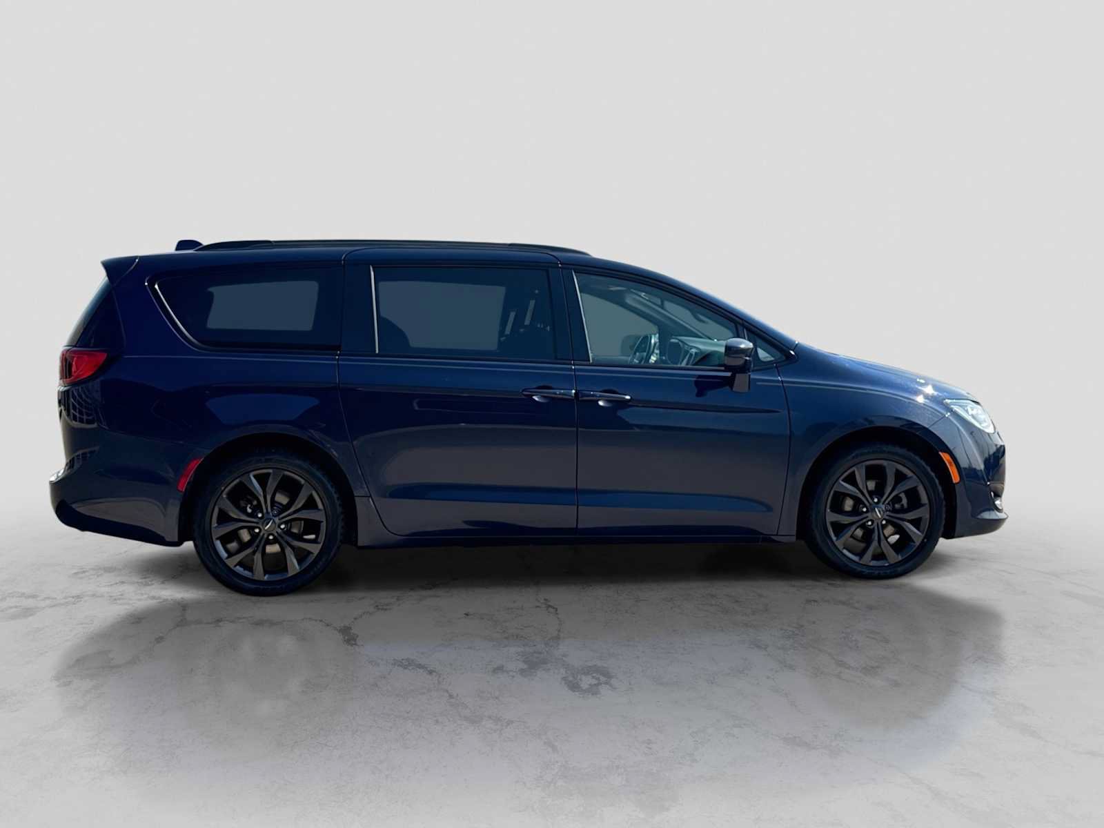 Used 2018 Chrysler Pacifica Touring-L Plus FWD image 7