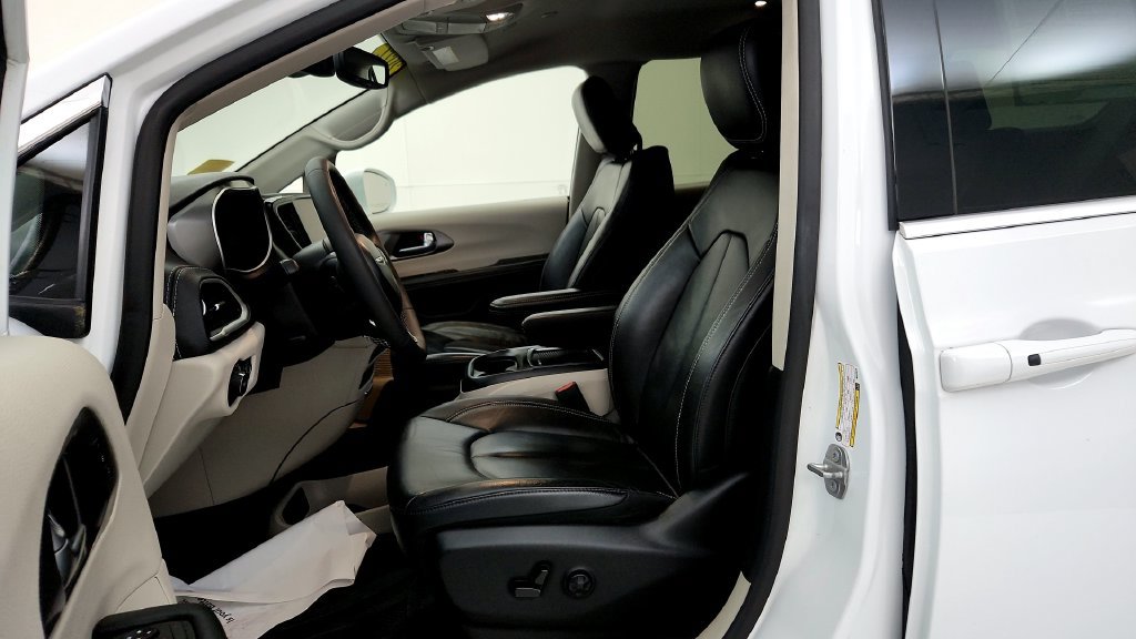 Used 2022 Chrysler Pacifica Touring-L FWD image 26