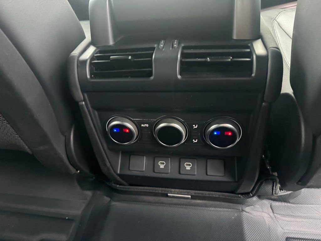 Used 2023 Land Rover Defender 110 X-Dynamic SE image 12