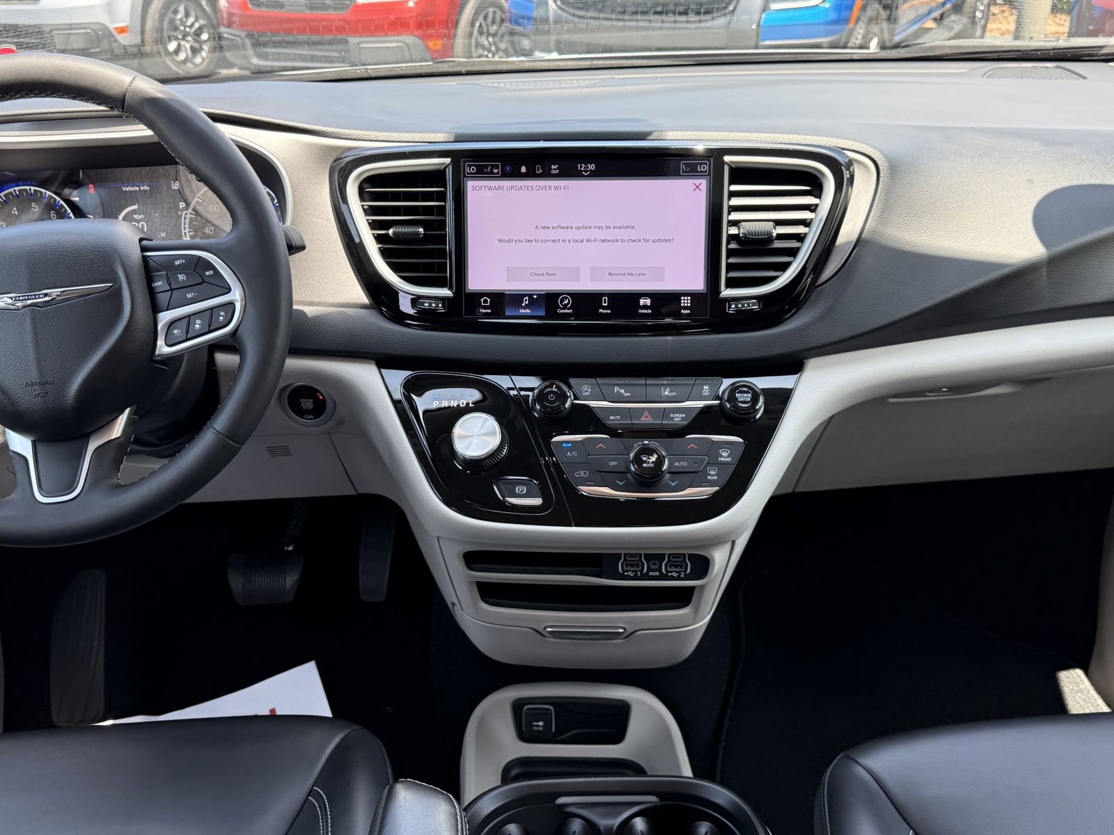 Used 2023 Chrysler Pacifica Touring-L FWD image 16