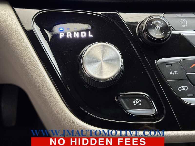 Used 2018 Chrysler Pacifica Touring Plus FWD image 38