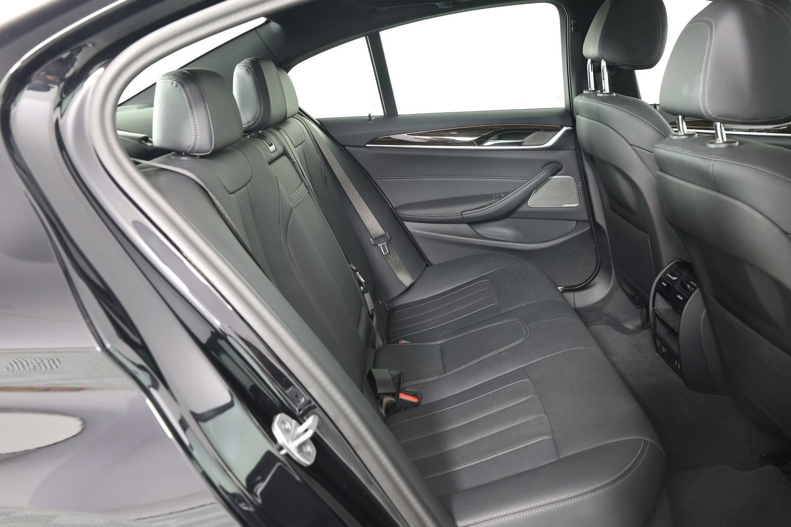 Used 2023 BMW 540i w/ Premium Package RWD image 30