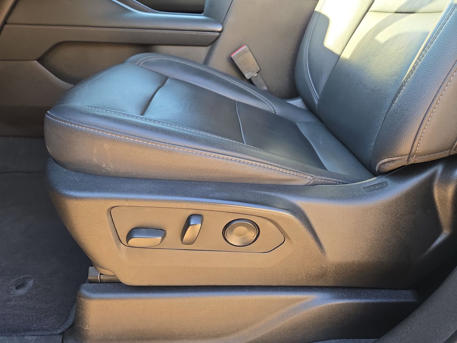 Used 2021 Chevrolet Tahoe LT w/ Luxury Package AWD/4WD image 17