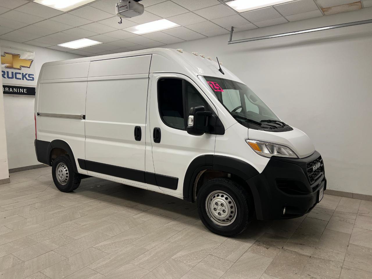Used 2025 RAM ProMaster 2500 w/ Convenience Group FWD image 14