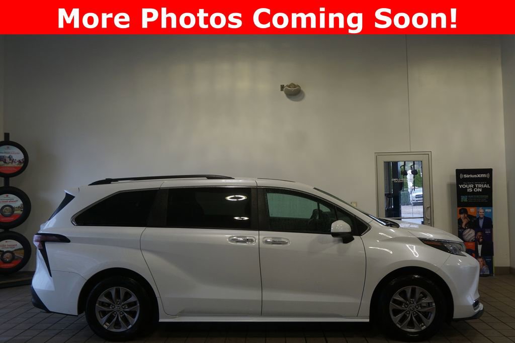 Used 2024 Toyota Sienna XLE w/ XLE Plus Package image 2