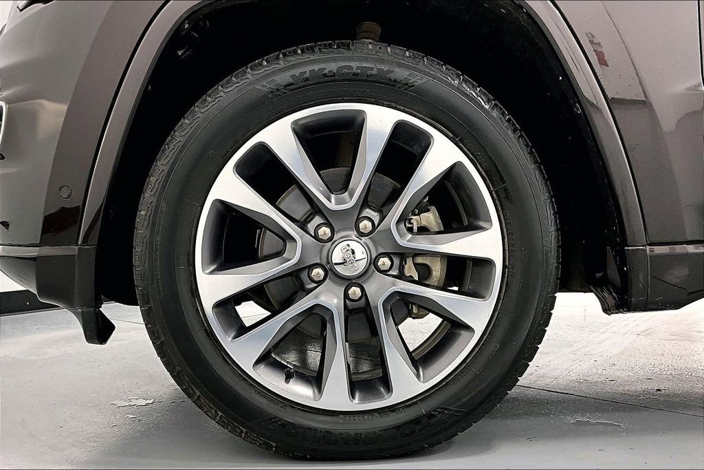 Used 2017 Jeep Grand Cherokee Overland w/ Jeep Active Safety Group image 11