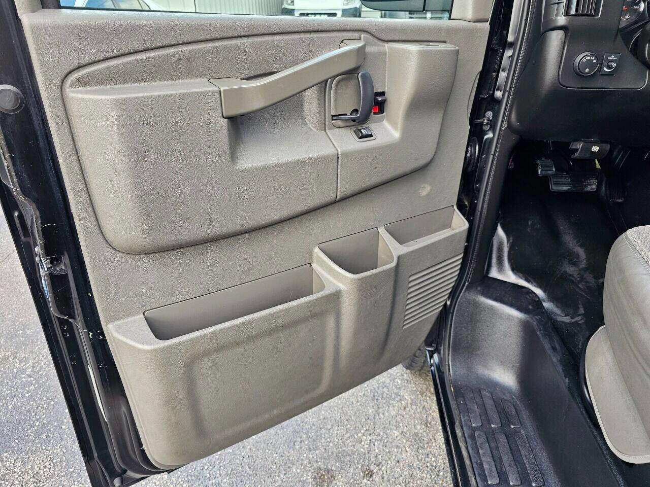 Used 2016 Chevrolet Express 3500 Extended image 18