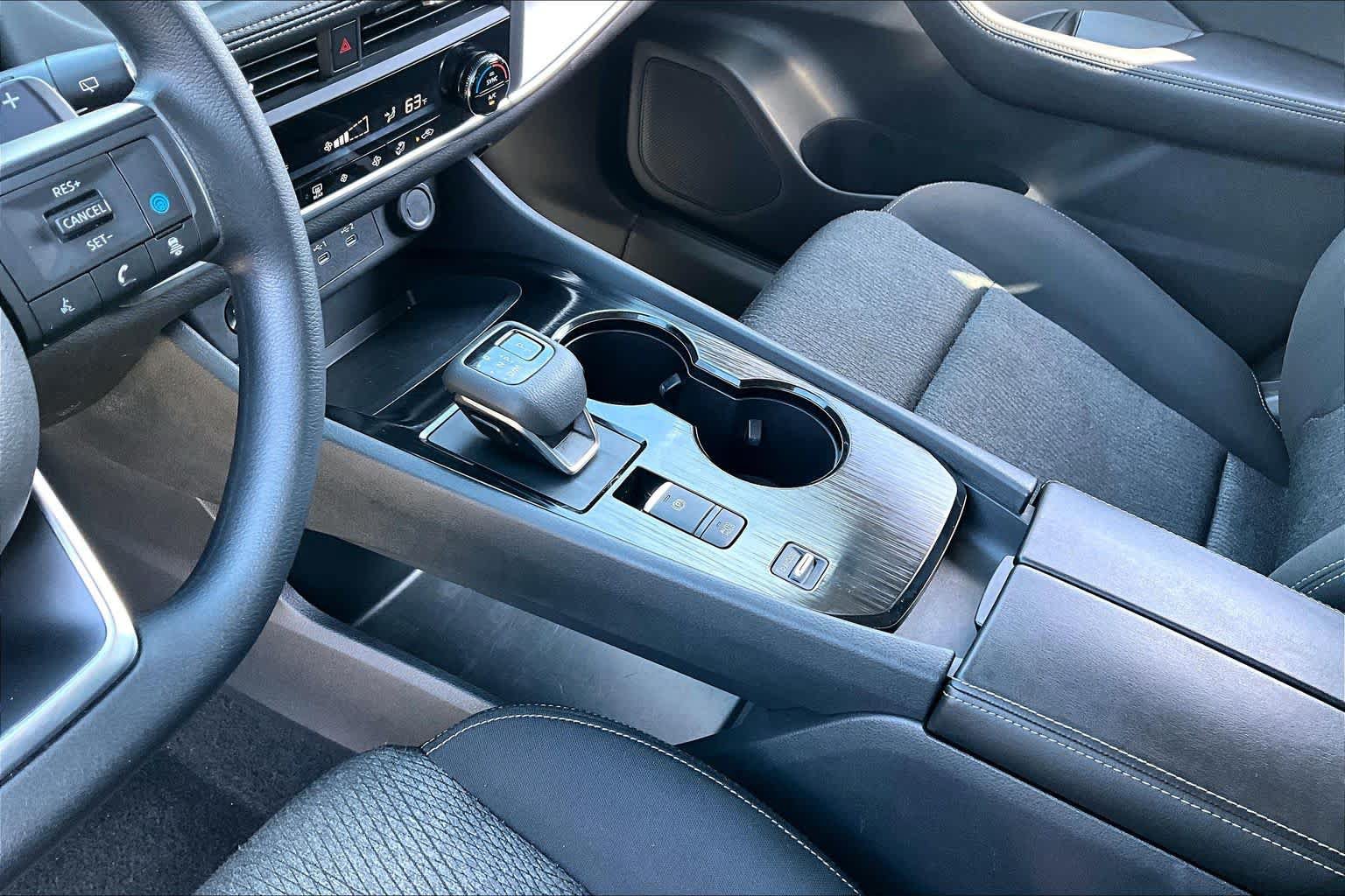 Certified 2024 Nissan Rogue SV FWD image 17