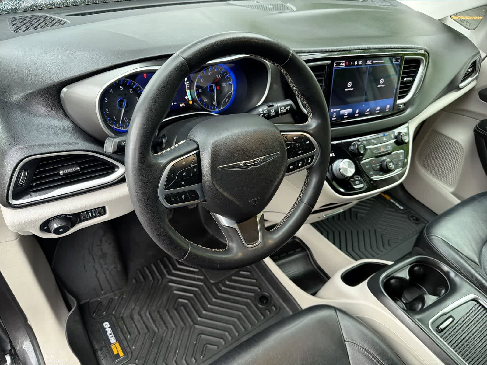 Used 2022 Chrysler Pacifica Touring-L FWD image 10