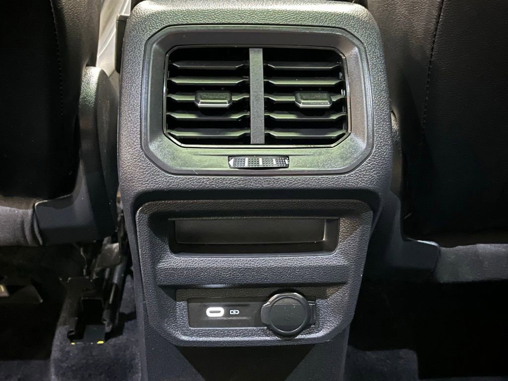 Used 2022 Volkswagen Tiguan SE w/ Panoramic Sunroof Package image 23