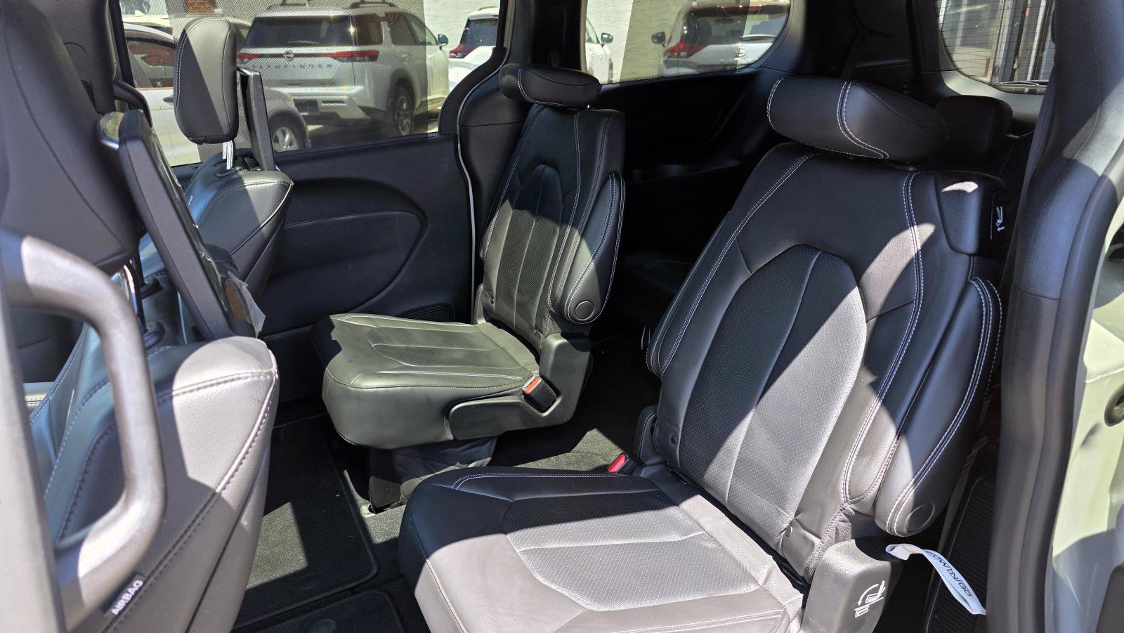 Used 2021 Chrysler Pacifica Touring-L w/ Uconnect Theater Family Group AWD/4WD image 17