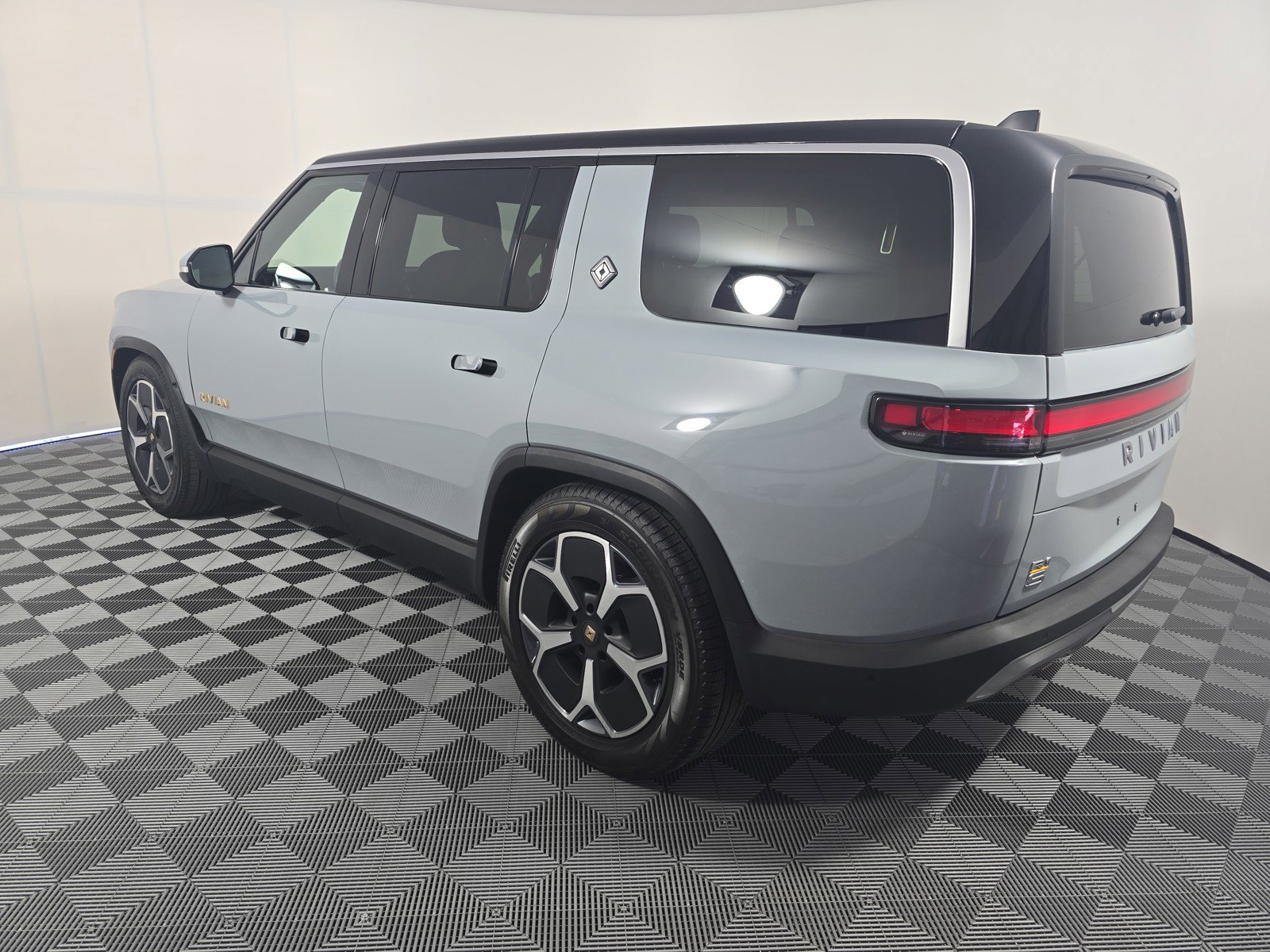 Used 2024 Rivian R1S Adventure AWD/4WD image 3