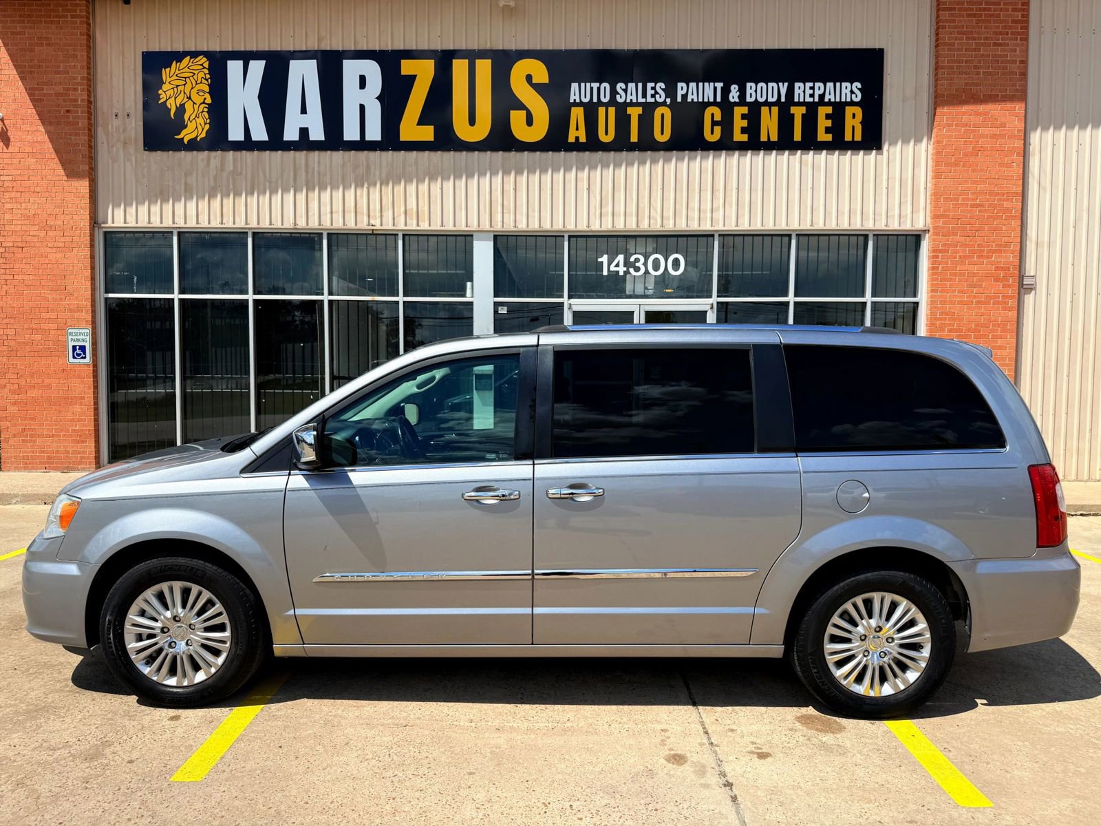 Used 2016 Chrysler Town & Country Limited image 13