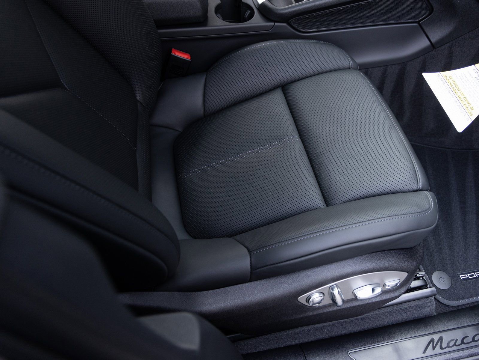Certified 2026 Porsche Macan AWD/4WD image 34
