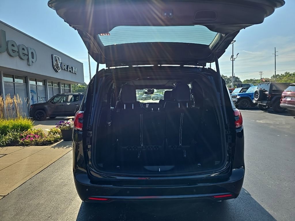 New 2026 Chrysler Pacifica Limited w/ S Appearance Package image 17