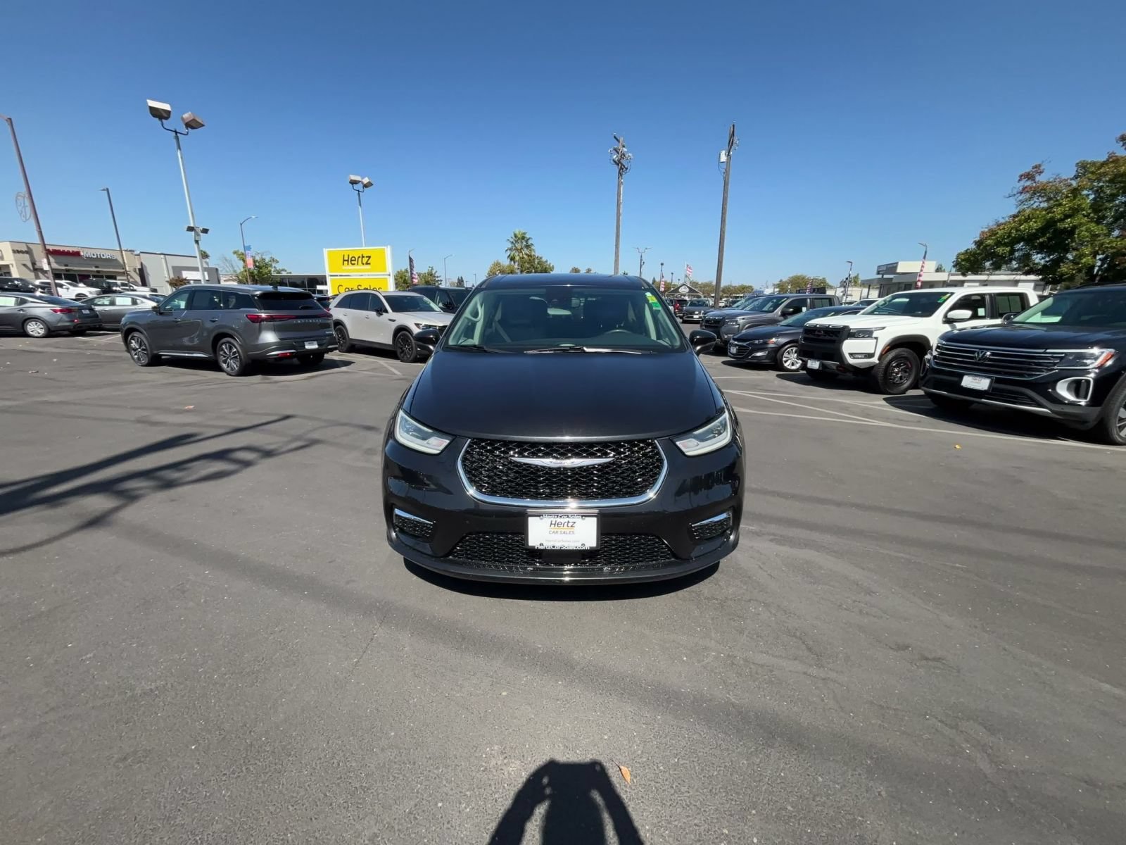 Used 2023 Chrysler Pacifica Touring-L FWD image 4