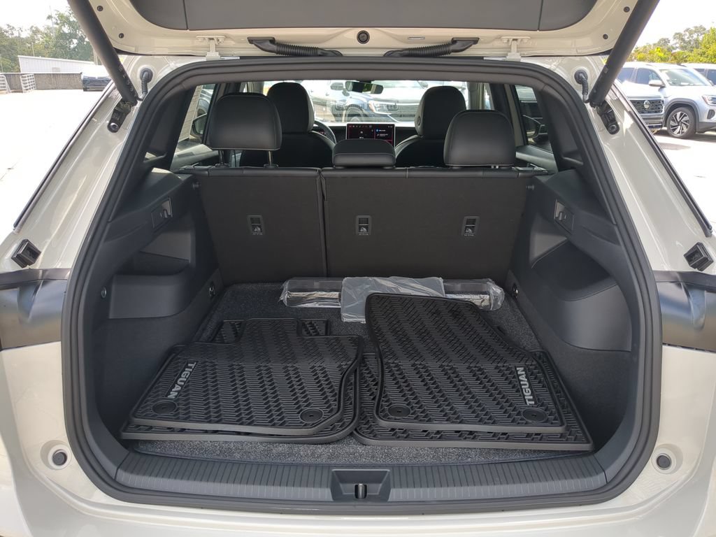 Certified 2026 Volkswagen Tiguan SE R-Line FWD image 9