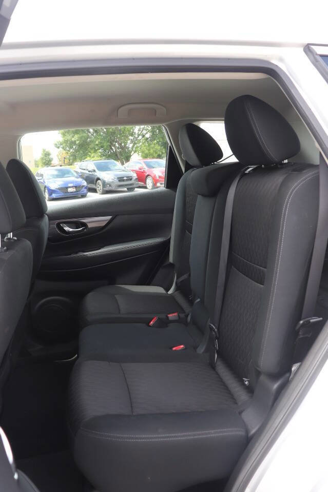 Used 2018 Nissan Rogue S image 17