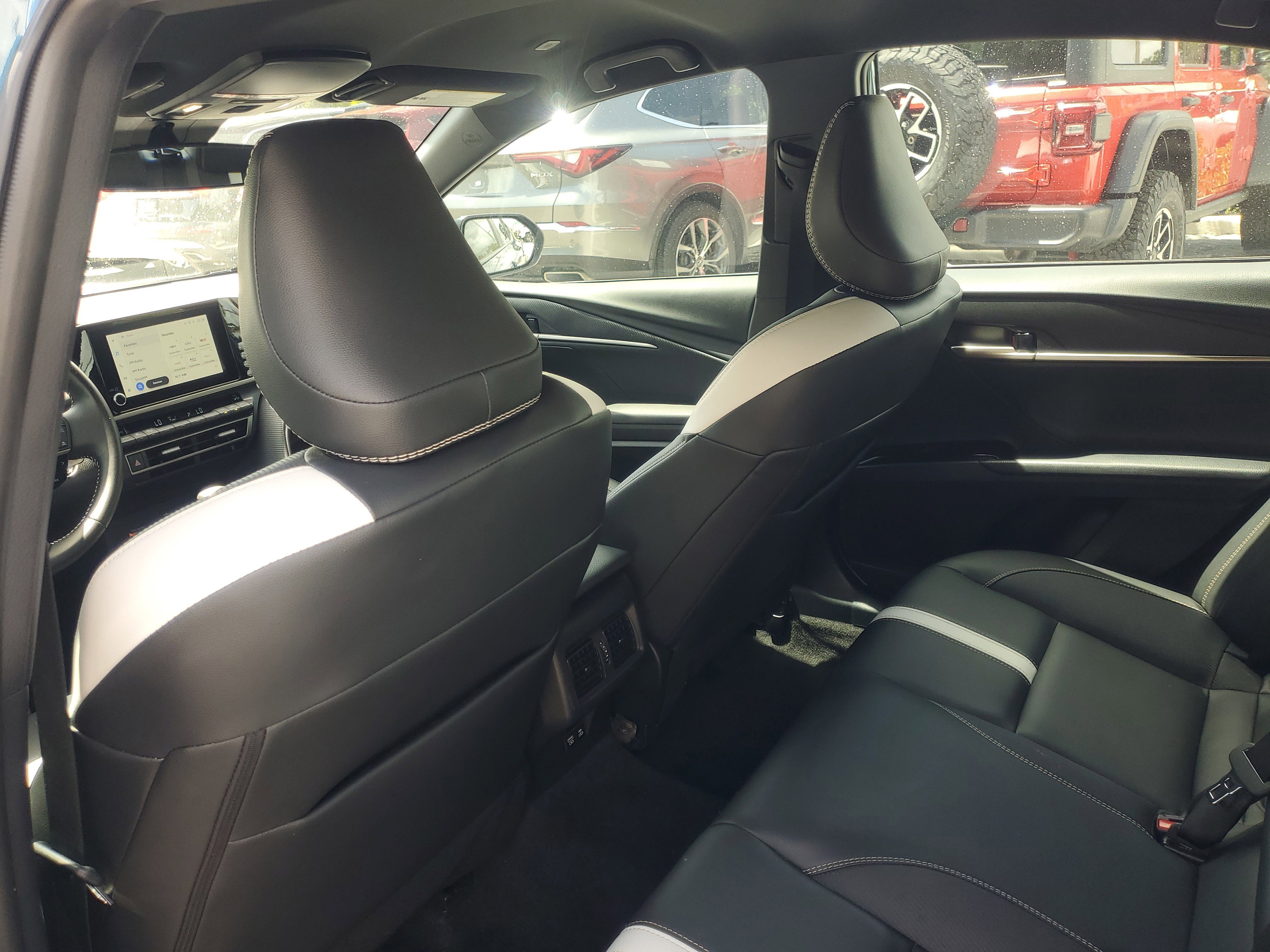 Used 2025 Toyota Camry SE image 11