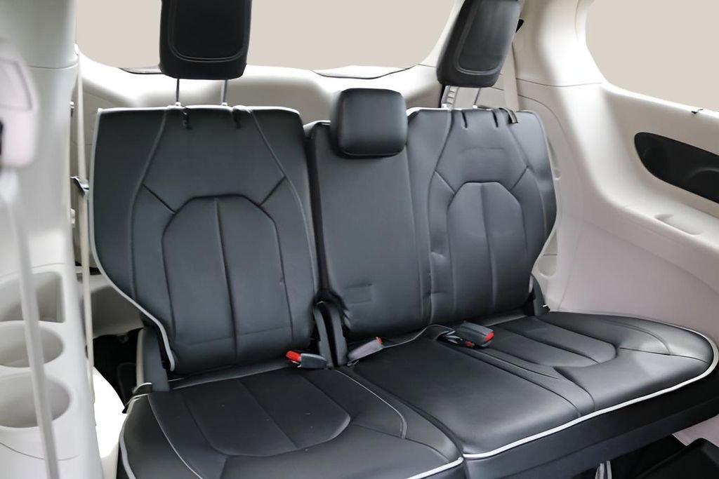 Used 2023 Chrysler Pacifica Limited image 19