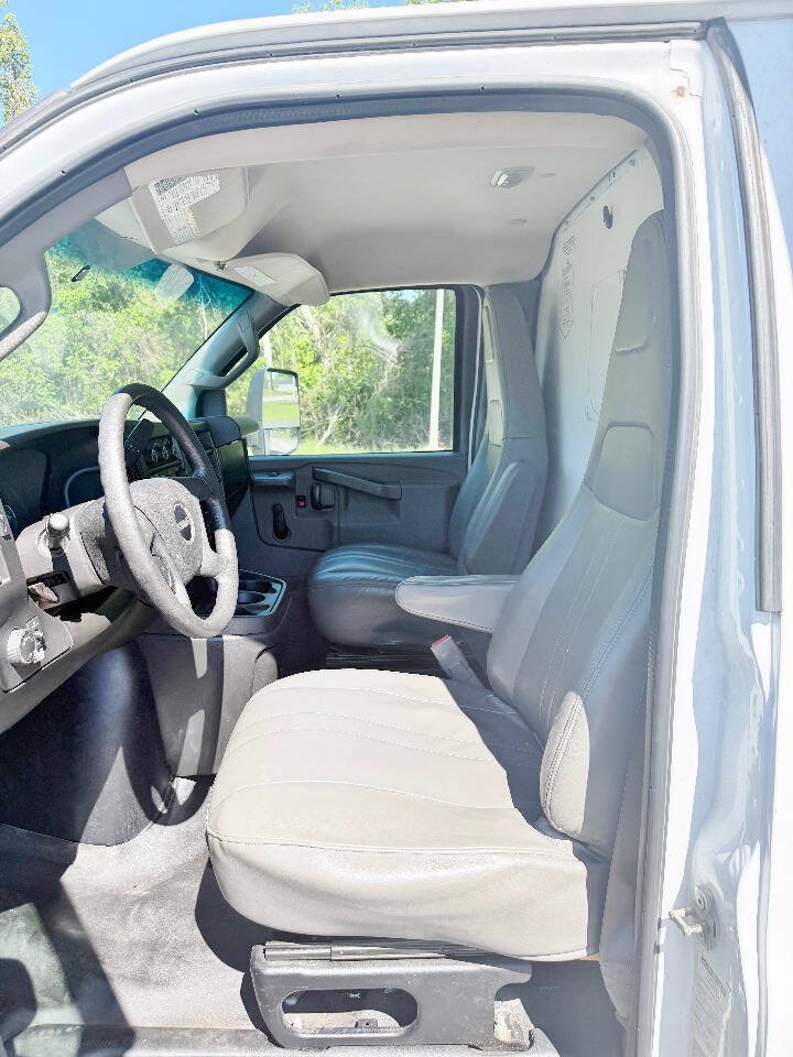 Used 2017 GMC Savana 3500 Extended RWD image 10