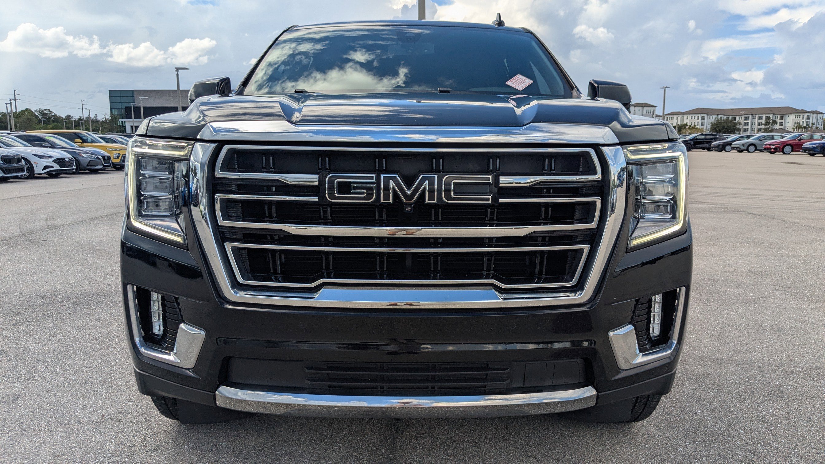 Used 2022 GMC Yukon SLT w/ SLT Premium Package image 3